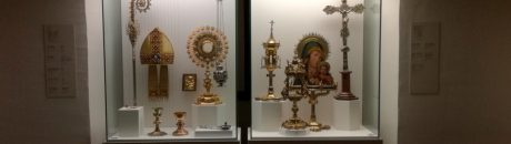 La visita acaba amb els objectes vinculats a la litúrgia. Obres al museu